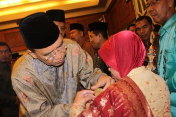 Menag Sematkan Pin Penghargaan kepada Bupati Agam