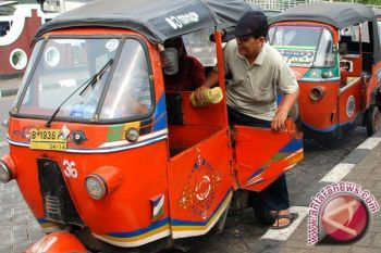  Polisi dikeroyok tukang bajaj