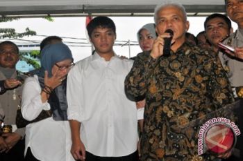 Hatta Rajasa Antar Rasyid Ke Polda Metro