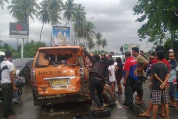 Kereta Api Tabrak Angkot Mati Mesin