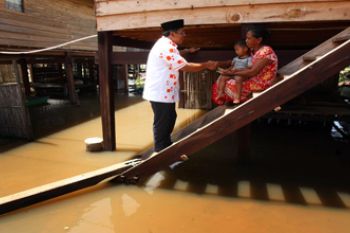 KUNJUNGI KORBAN BANJIR
