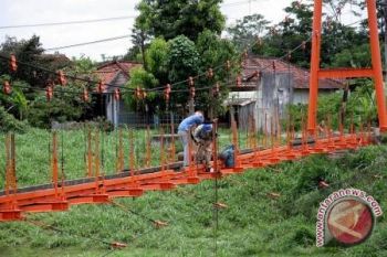 Warga Muara Teweh Khawatir Jembatan Kayu Ambruk 