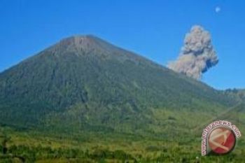 Menpar pastikan pendaki Gunung Rinjani berhasil turun
