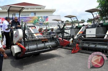 Gubernur Sumsel bantu petani mesin perontok padi 