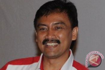  Andi beri Roy baju dinas