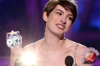 Anne Hathaway Bintangi Film Komedi