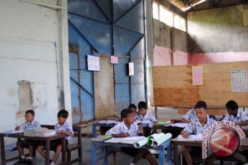 Siswa SD belajar di balai desa