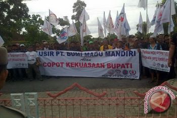 Demo Tuntut Pengembalian Lahan di Waykanan