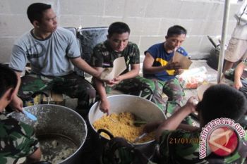  69 tentara jadi koki korban banjir