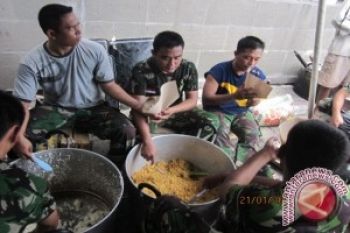 69 Tentara Jadi Koki Korban Banjir
