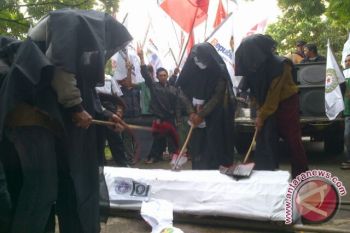Aliansi Parpol usung keranda mayat ke KPU