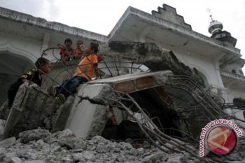 Puluhan KK korban gempa Mane mengungsi