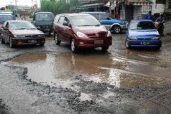 Jalan di Bandarlampung Rusak Akibat Banjir