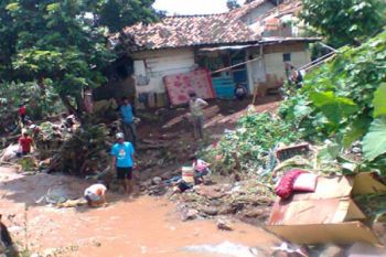 Korban Banjir Bersihkan Rumah