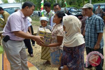 Bupati Lamsel Bantu Korban Banjir