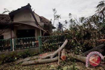 Puluhan Rumah Rusak Diterjang Puting Beliung 