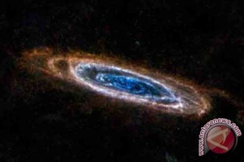  Debu Andromeda membentuk cincin warna-warni