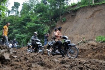 Jalan Longsor Teratasi