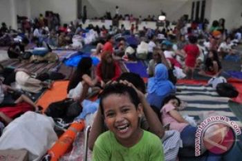 Mensos Bermain Dengan Anak-Anak Pengungsi Banjir
