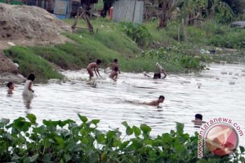 Bermain di sungai 