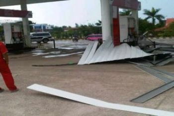 SPBU Porak Poranda Diterjang Angin
