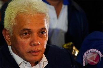 Hatta Rajasa Shalatkan Jenazah Ayahandanya 
