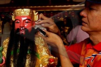 Jelang Imlek, Kelenteng Tay Kak Sie Dibersihkan