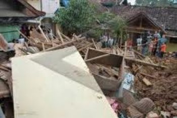 Enam Rumah Tertimpa Longsor di Magelang