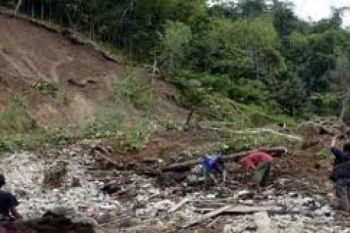 Proses Evakuasi Tiga Korban Tertimbun Longsor Dilanjutkan