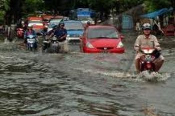Banjir Semarang Sebabkan Kemacetan Jalur Pantura