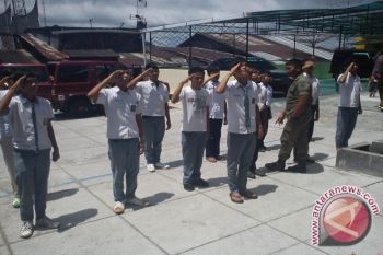 Satpol PP amankan sepuluh siswa di luar saat jam pelajaran