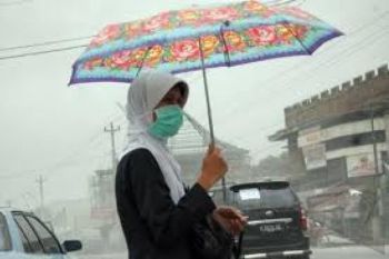 Flores Diguyur Hujan Abu Vulkanik Gunung Rokatenda