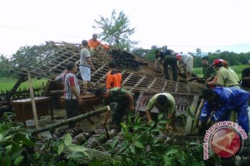 Angin kencang rusak sejumlah rumah di Bantul