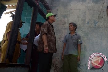 Menpera Tinjau Rekonstruksi Rumah Warga Balinuraga
