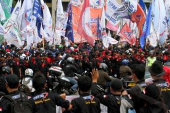 Pedagang Minuman Raup Rp1 Juta dari Demo Buruh