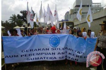 Puluhan perempuan anti kekerasan demo ke Mapolda 