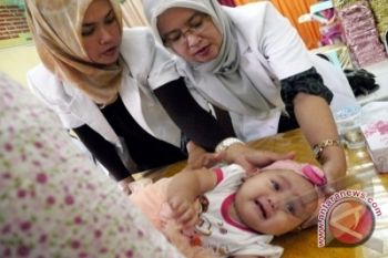 Sebelum memijat bayi, "mood" ibu harus dijaga
