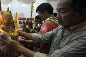 CUCI PATUNG DEWA
