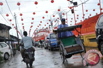 Warga sekitar vihara jadi juru parkir dadakan 