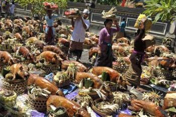 TRADISI NGUSABA GULING