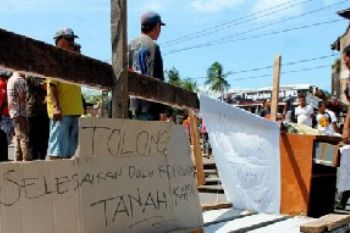 Warga Padang Blokir Jalan  By Pass Ketaping