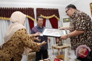  Gubernur Sarundajang Terima Dirut LKBN Antara