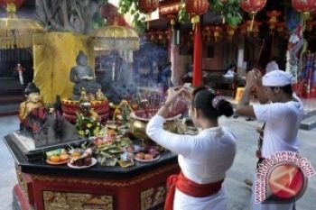 Ratusan Masyarakat Tionghoa Rayakan Imlek Di Vihara