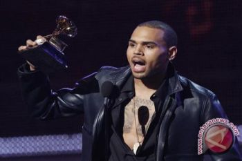 Chris Brown Hadir di Grammy Pasca-Kecelakaan   