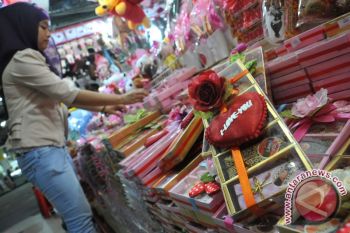 Pedagang pernak-pernik valentine berlomba sajikan produk 