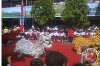 Aksi Barongsai Pukau Murid Sekolah