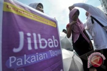 Puluhan mahasiswa Unair bagikan jilbab sambut Valentine