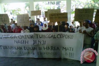 Warga Cepoko demo tuntut Kepala Dukuh mundur