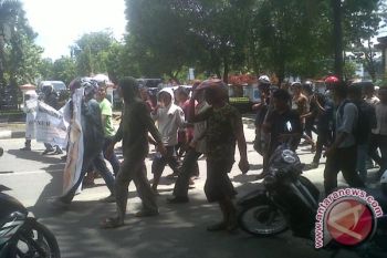 Massa ARM Sultra Tuntut Penuntasan Pungli SPK
