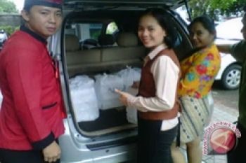 Aston bantu makan siang pengungsi banjir Manado